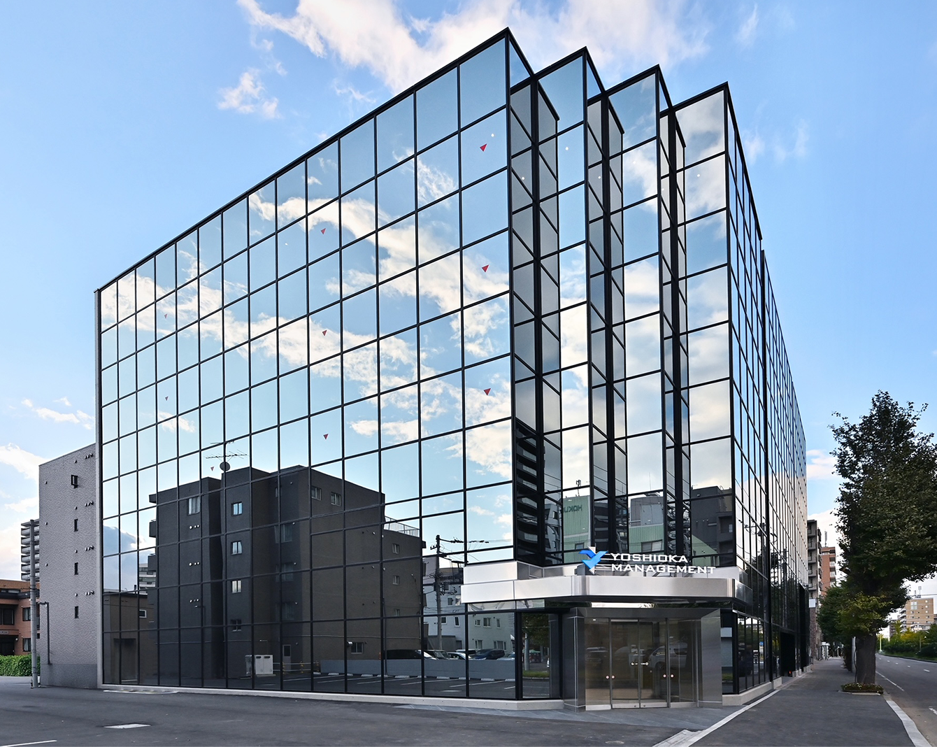 社屋／吉岡経営センター